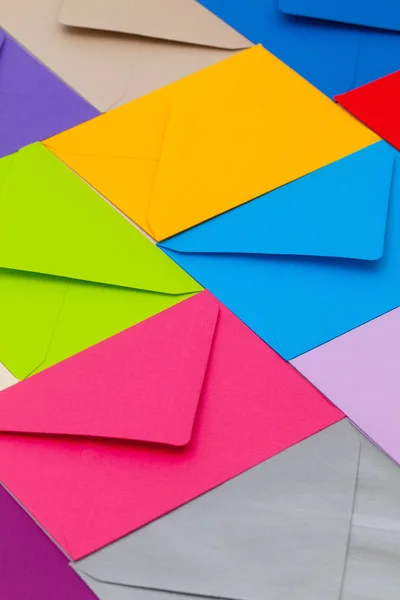 Farklı renkli zarflar masanın üstüne — Stok fotoğraf
