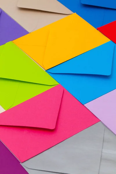 Diferentes envelopes coloridos na mesa — Fotografia de Stock