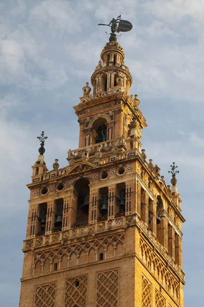 De kathedraal van Sevilla bij zonsondergang. Spanje. — Stockfoto