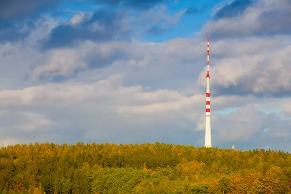 Torre de TV na floresta de outono — Fotografia de Stock