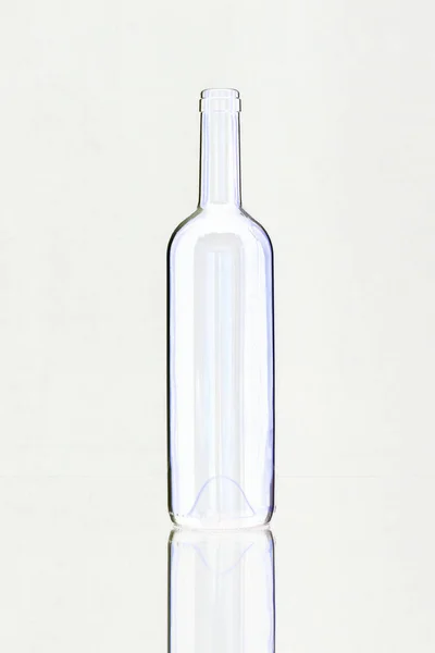 Silueta elegantní a velmi starou láhev vína na stole skleněné — Stock fotografie