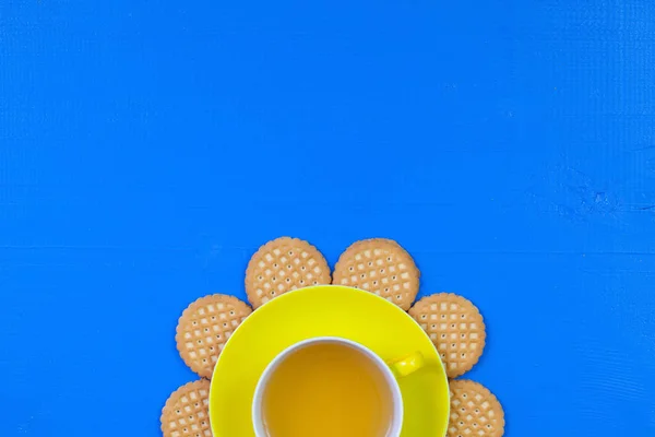 Tatlı co ile mavi ahşap tabloda çay fincan komik düzenleme — Stok fotoğraf