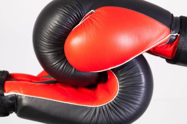 Kırmızı ve siyah boks eldivenleri bir cam masa 