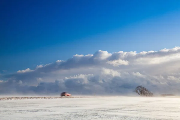 Tempestade de neve na paisagem vazia — Fotografia de Stock