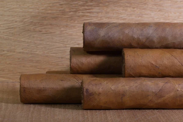 Cigares cubains de luxe sur le bureau en bois — Photo