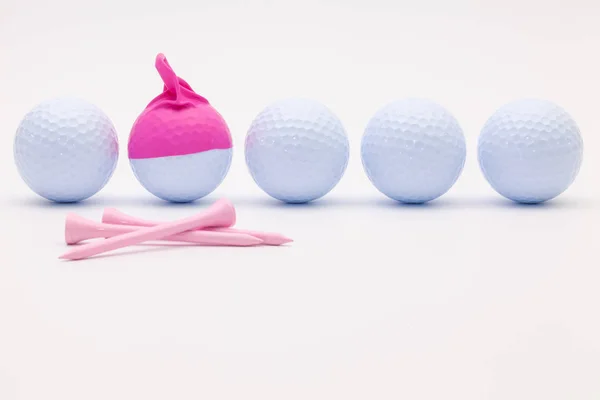 Witte golfballen met grappige pet op de witte achtergrond. — Stockfoto