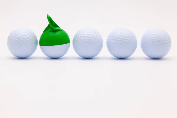Balles de golf blanches avec chapeau drôle sur le fond blanc . — Photo