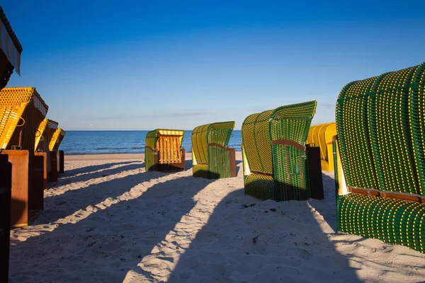 Chaises de plage traditionnelles en bois sur l'île de Rugen, Allemagne — Photo