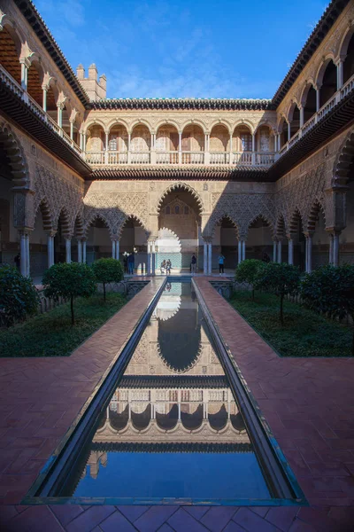 Alcazar Seville, nádvoří dívek. — Stock fotografie