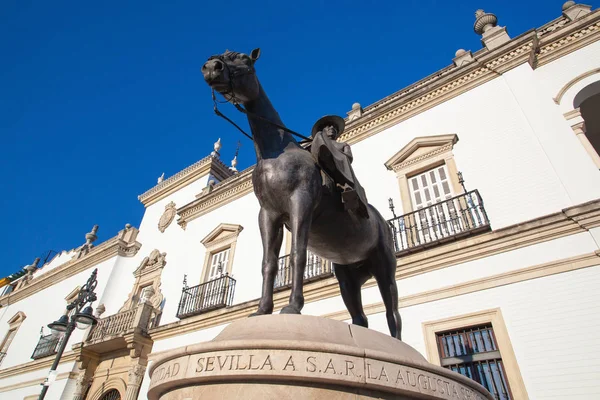 Plaza de toros.Vista de la fachada de la Real Maestranza de Caballe — Foto de Stock