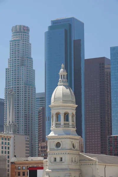 Vista panoramica del centro di Los Angeles nella calda giornata di sole . — Foto Stock