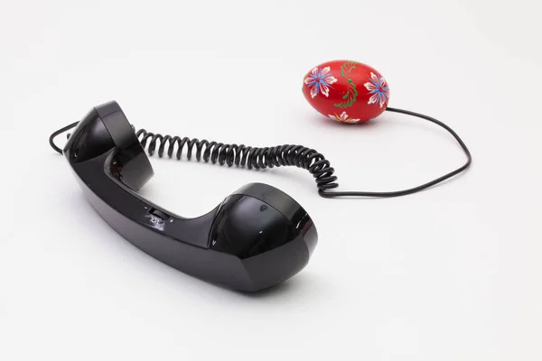 Recipiente de telefone antigo e conexão de cordão com ovos de Páscoa . — Fotografia de Stock