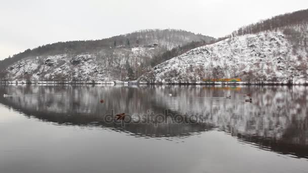 Symmetrie Winterlandschaft und gelber Zug an der Moldau — Stockvideo