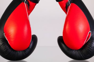 Kırmızı ve siyah boks eldivenleri bir cam masa 