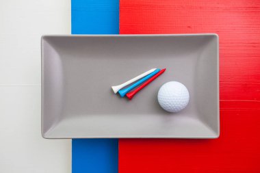 Golf ekipmanları ile gri seramik tabak  