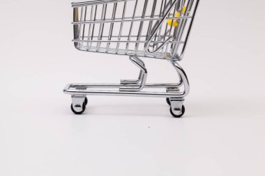 Beyaz masa üzerinde alışveriş arabası 