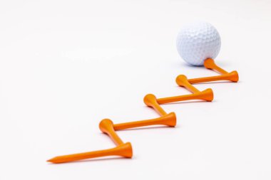 beyaz golf topları ve ahşap tees 