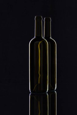 Cam masa üzerinde zarif ve çok eski şarap şişeleri silüeti