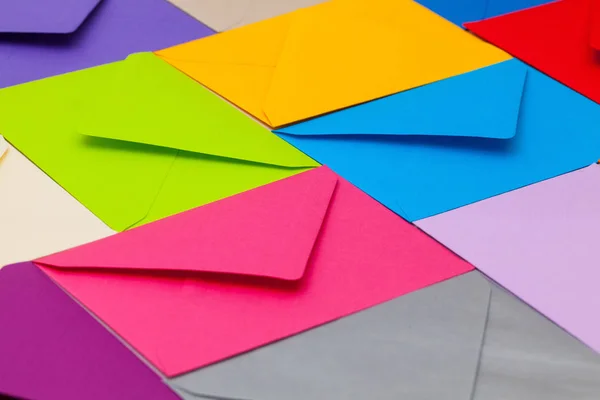 डेस्कवर विविध रंगीत लिफाफे — स्टॉक फोटो, इमेज