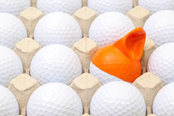 Bolas de golf blancas en la caja para huevos. Pelota de golf con gorra divertida . —  Fotos de Stock