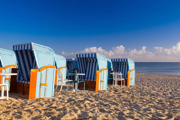 Sillas de playa de madera tradicionales en la isla de Rugen, Alemania —  Fotos de Stock