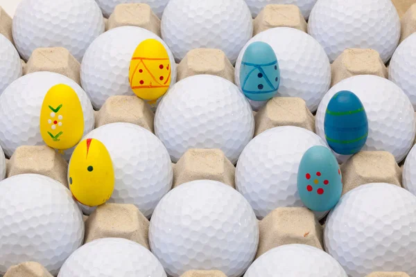 Golfballen in het vak voor eieren en Pasen decoratie — Stockfoto