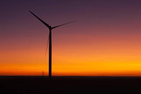 在日落的时候从火山灰尘满天的风力发电厂 — 图库照片