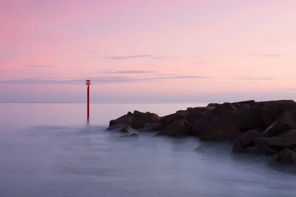 Puesta de sol en la playa vacía, West Bay, Gran Bretaña —  Fotos de Stock