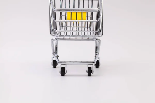 Wózek na zakupy na biały biurko — Zdjęcie stockowe