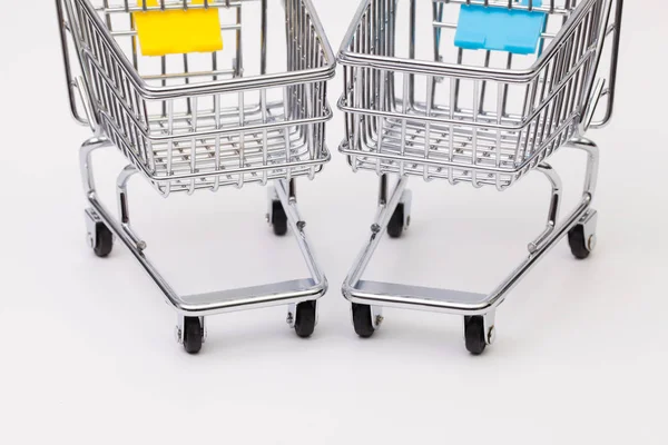 Dois carrinho de compras na mesa branca — Fotografia de Stock