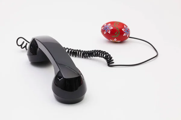 Recipiente de telefone antigo e conexão de cordão com ovos de Páscoa . — Fotografia de Stock