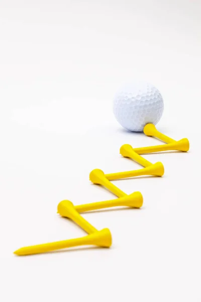 Palline da golf bianche e tee di legno — Foto Stock