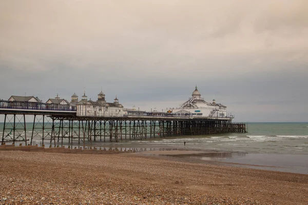 Słynne molo w Eastbourne i plaży w pochmurny dzień. East Sussex, Eng — Zdjęcie stockowe