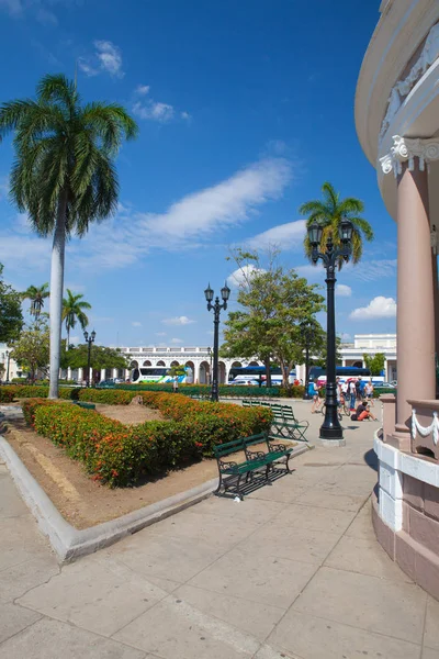 Parque José Marti, a praça principal de Cienfuegos, Cuba . — Fotografia de Stock