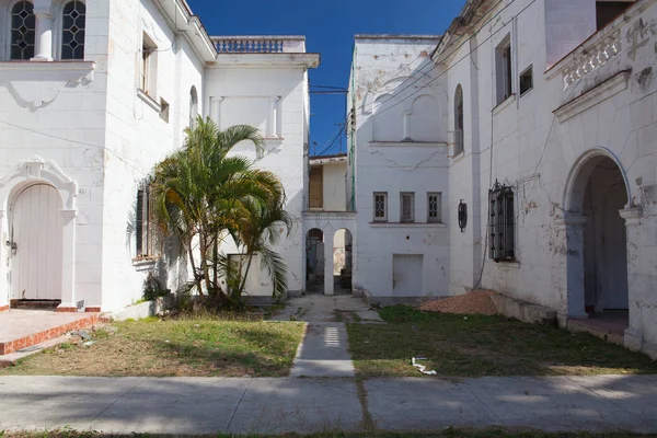 Casa dilapidada en La Habana, Cuba — Foto de Stock