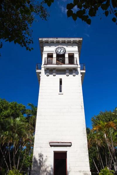 Uma torre velha do relógio no distrito de Minamar em Havana, Cuba — Fotografia de Stock