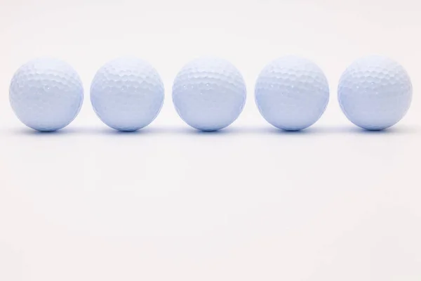 Palle da golf bianche sullo sfondo bianco . — Foto Stock