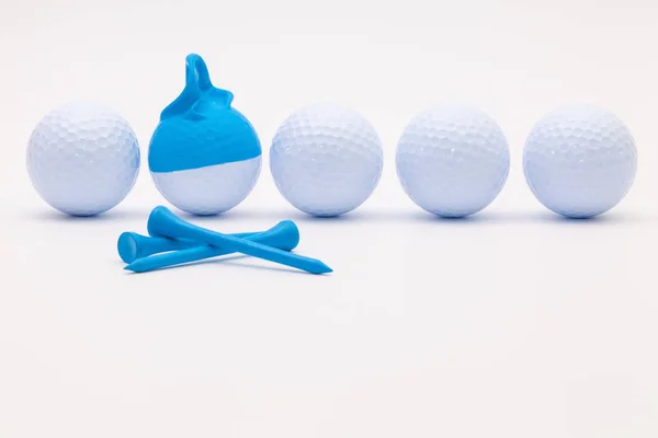 Bolas de golfe branco com boné engraçado no fundo branco . — Fotografia de Stock