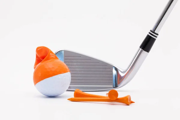 Bílý golfový míček s srandovní čepici a golfového klubu na bílém pozadí — Stock fotografie