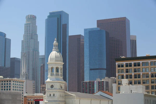 Vista panorâmica do centro de Los Angeles no dia ensolarado muito quente . — Fotografia de Stock