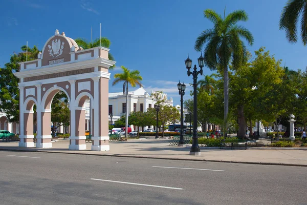 Vítězný oblouk v Jose Marti parku, Cienfuegos, Kuba. — Stock fotografie