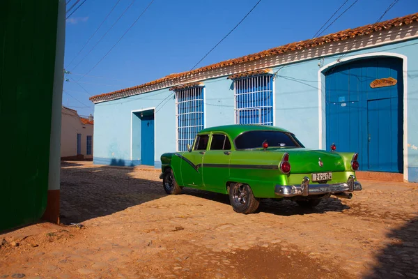 Klasyczny amerykański samochód zaparkowany w starego miasta Trinidad, Cub — Zdjęcie stockowe
