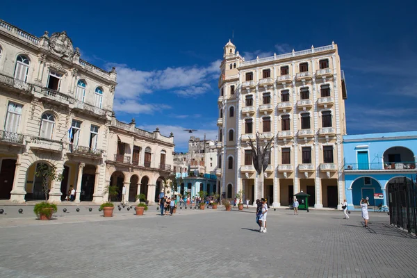 Oude koloniale gebouwen op het plein Plaza Vieja, Havana, Cuba — Stockfoto