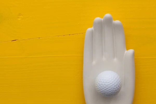 Dettaglio di mano artificiale con attrezzature da golf — Foto Stock