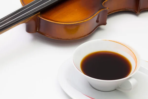 Viejo violín y taza de café en la mesa blanca —  Fotos de Stock