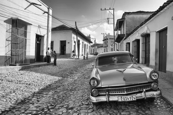 Stary amerykański samochód na drodze w Trinidad, Kuba. — Zdjęcie stockowe