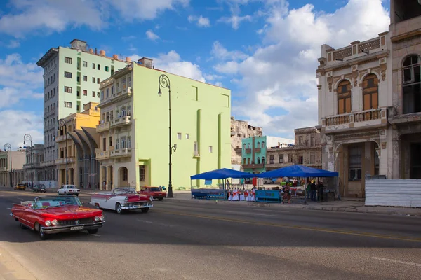 Havana Malecon. De Malecon is een brede esplanade langs het coa — Stockfoto