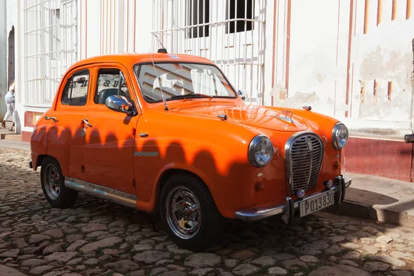 Stary amerykański samochód na drodze stara Hawana, Kuba. — Zdjęcie stockowe