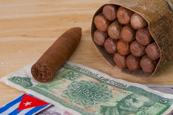 Puros cubanos de lujo y dinero en el escritorio de madera — Foto de Stock