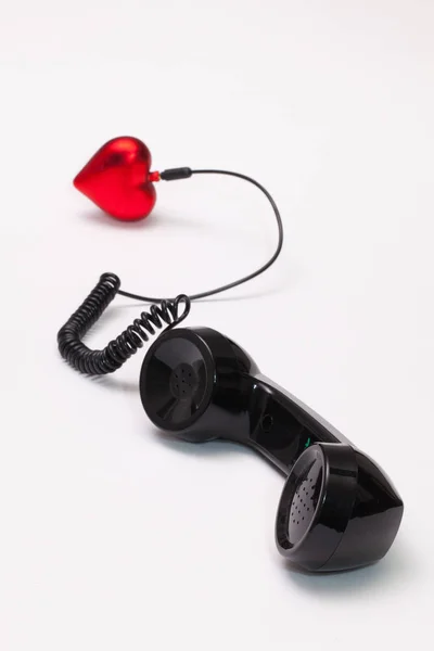 Recipiente de telefone antigo e conexão de corda com coração vermelho . — Fotografia de Stock